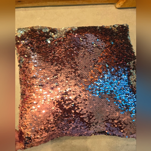 Small sequined 2 toned throw pillow (silver and pink). Back is soft black suede. - Picture 3 of 5